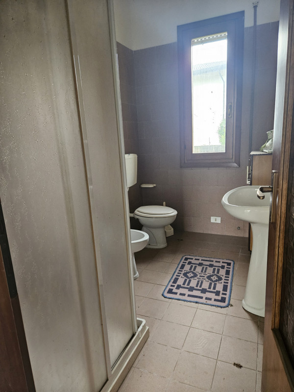 Proponiamo in vendita, in esclusiva presso la nostra agenzia, una casa singola situata nel centro...