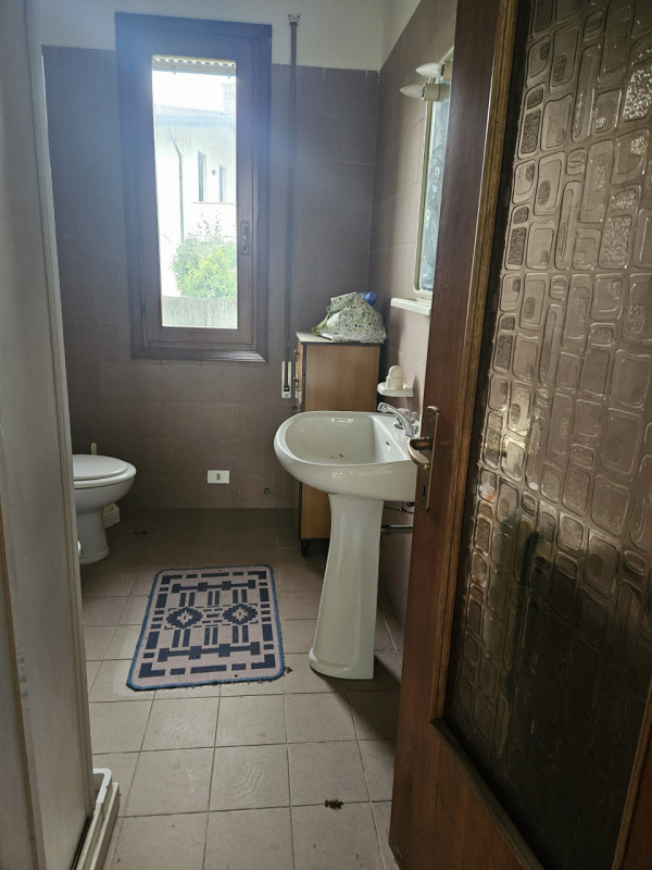 Proponiamo in vendita, in esclusiva presso la nostra agenzia, una casa singola situata nel centro...