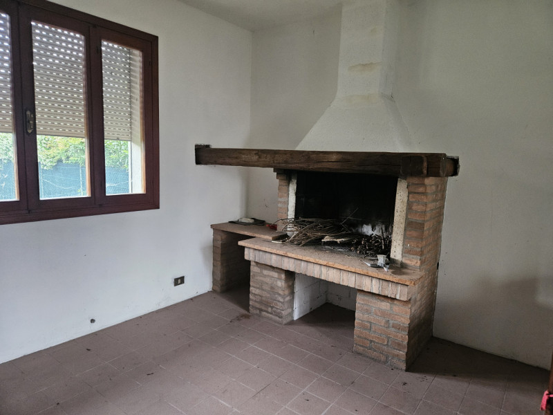 Proponiamo in vendita, in esclusiva presso la nostra agenzia, una casa singola situata nel centro...