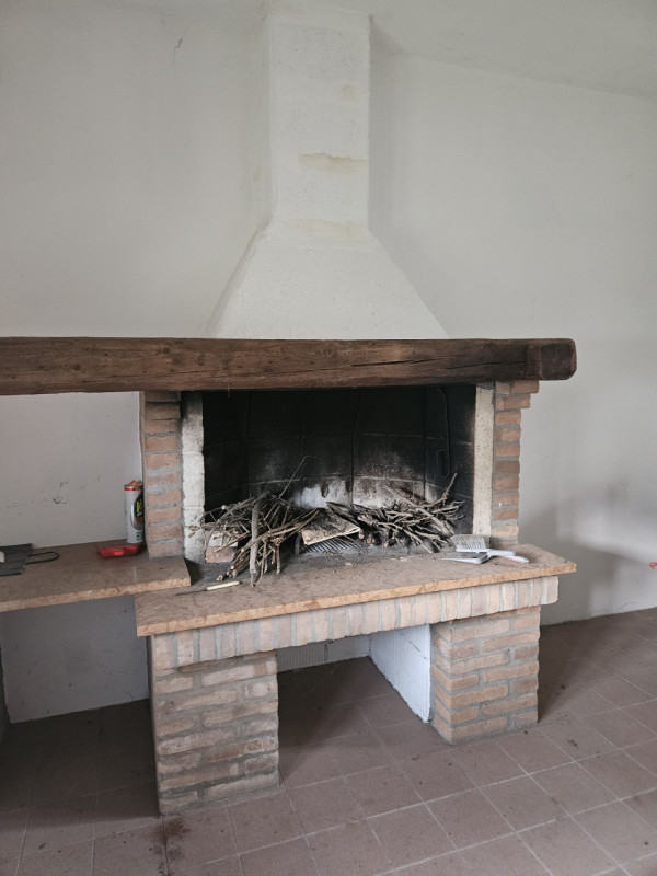 Proponiamo in vendita, in esclusiva presso la nostra agenzia, una casa singola situata nel centro...