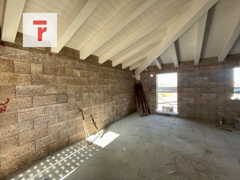 In nuovo contesto residenziale moderno, proponiamo luminoso appartamento all’ultimo piano caratte...