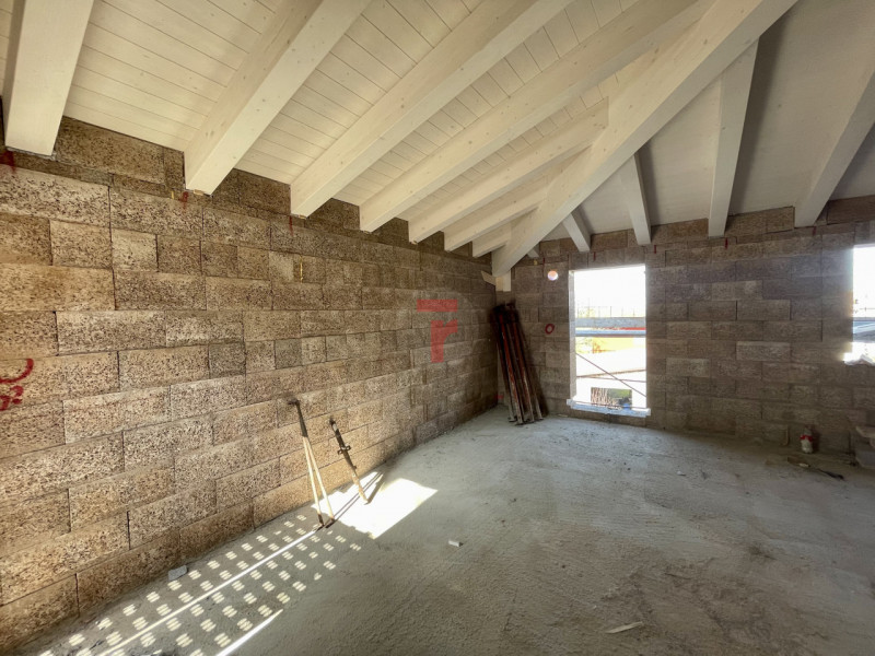 In nuovo contesto residenziale moderno, proponiamo luminoso appartamento all’ultimo piano caratte...