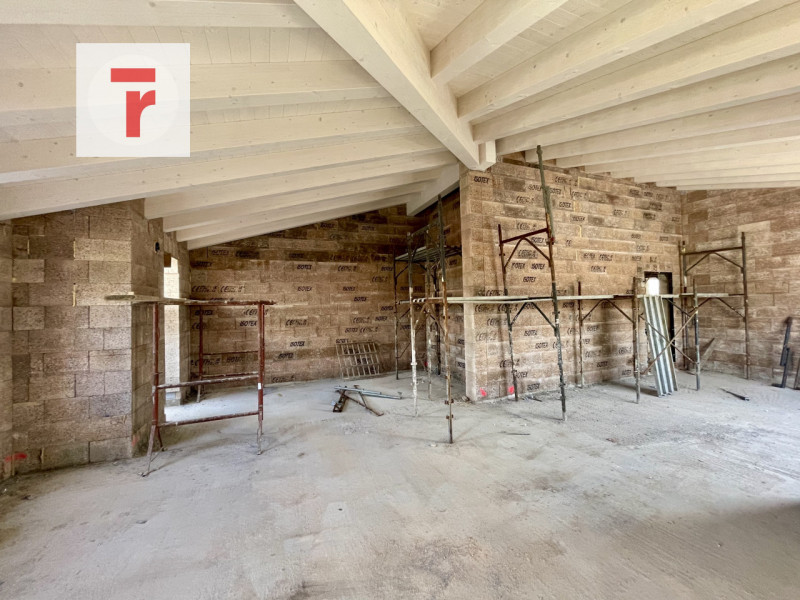 In nuovo contesto residenziale moderno, proponiamo luminoso appartamento all’ultimo piano caratte...