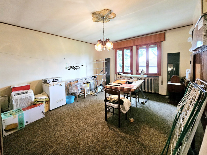 Proponiamo in vendita a Ponso, in una delle vie principali del Paese, ampia casa singola con labo...