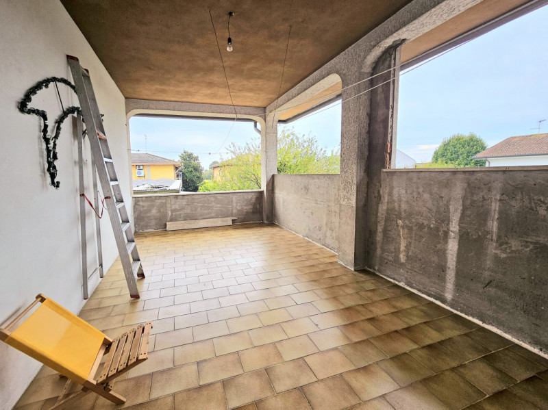 Proponiamo in vendita a Ponso, in una delle vie principali del Paese, ampia casa singola con labo...