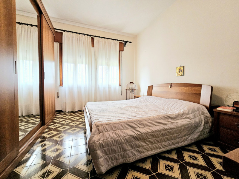 Proponiamo in vendita a Ponso, in una delle vie principali del Paese, ampia casa singola con labo...