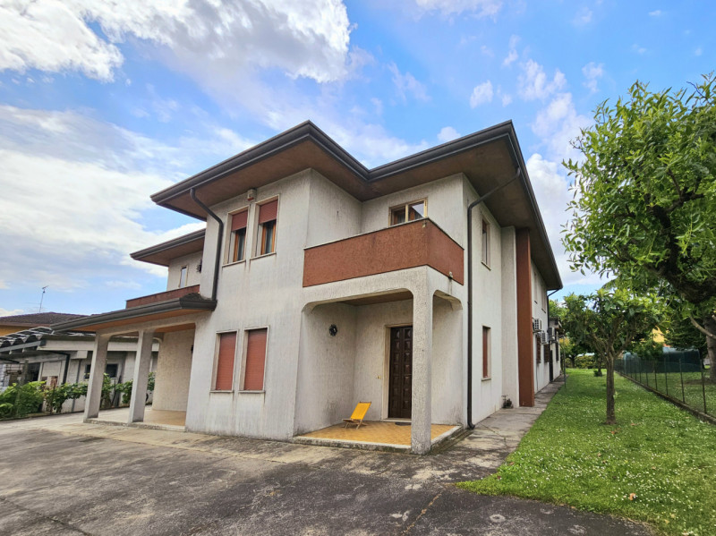 Proponiamo in vendita a Ponso, in una delle vie principali del Paese, ampia casa singola con labo...