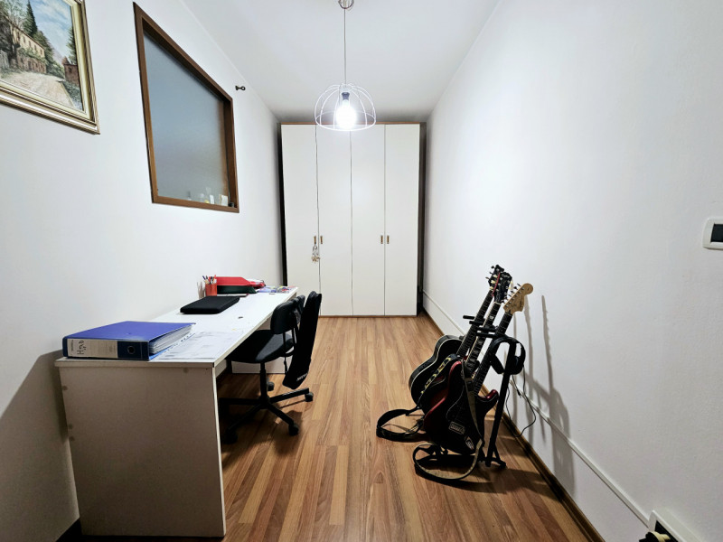 Proponiamo in vendita a Ponso, in una delle vie principali del Paese, ampia casa singola con labo...