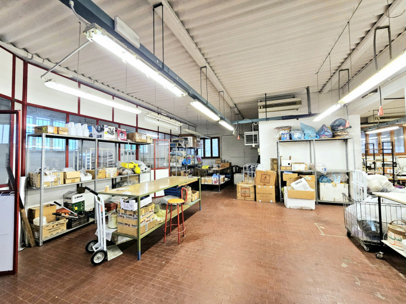 Proponiamo in vendita a Ponso, in una delle vie principali del Paese, ampia casa singola con labo...