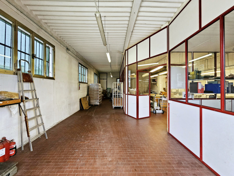 Proponiamo in vendita a Ponso, in una delle vie principali del Paese, ampia casa singola con labo...