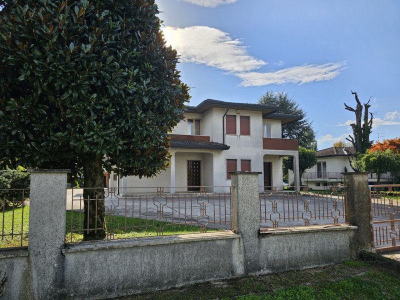 Proponiamo in vendita a Ponso, in una delle vie principali del Paese, ampia casa singola con labo...