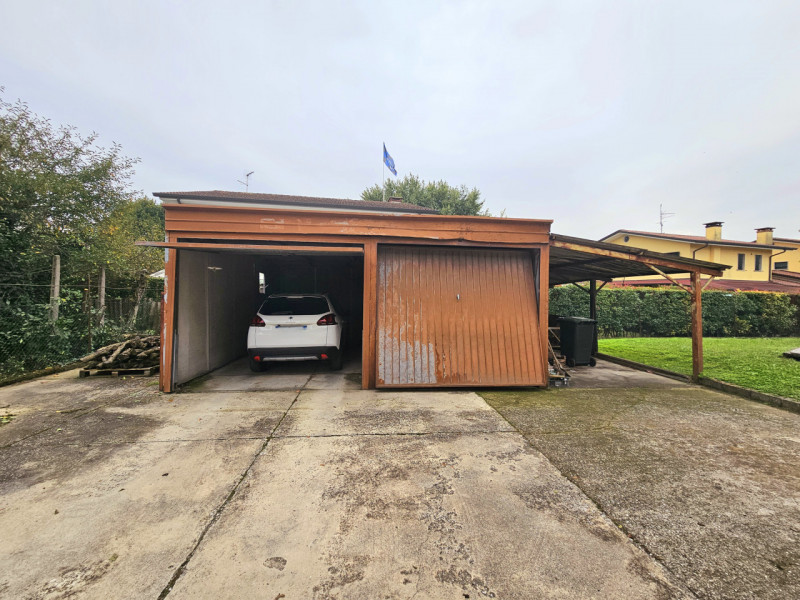 Proponiamo in vendita a Ponso, in una delle vie principali del Paese, ampia casa singola con labo...