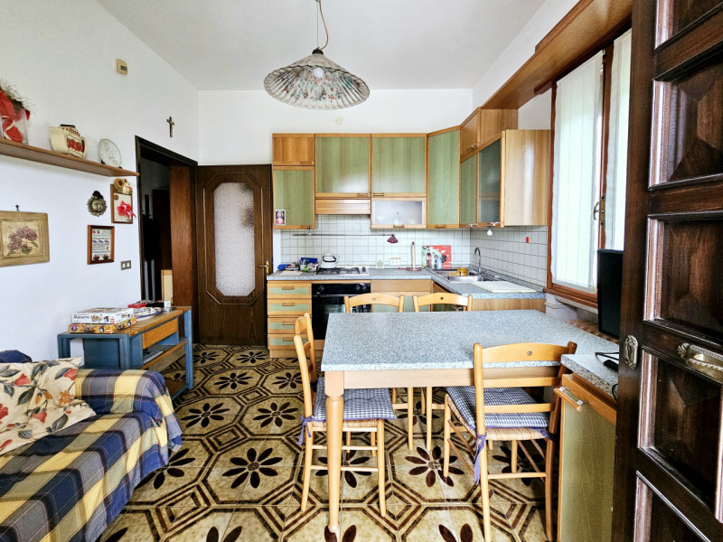 Proponiamo in vendita a Ponso, in una delle vie principali del Paese, ampia casa singola con labo...