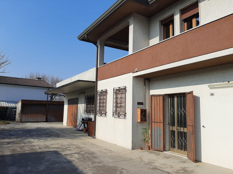 Proponiamo in vendita a Ponso, in una delle vie principali del Paese, ampia casa singola con labo...