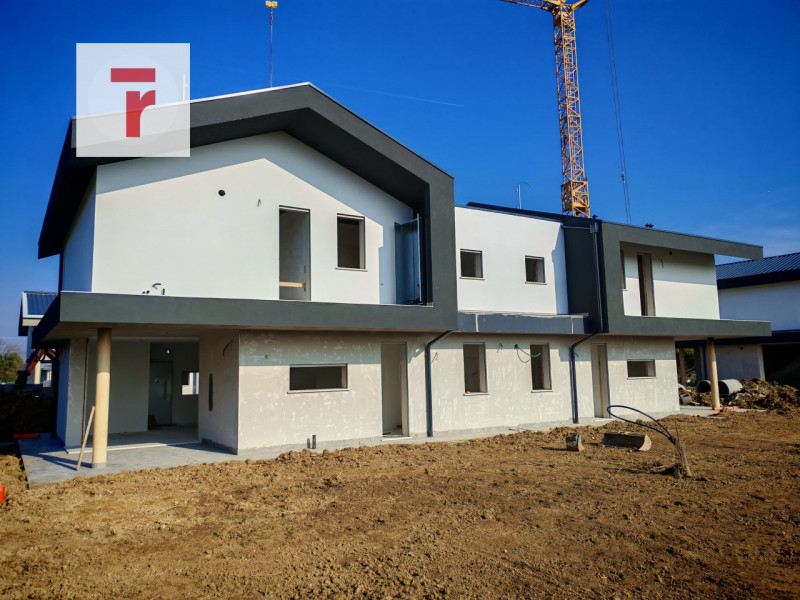 In un contesto elegante e silenzioso sta prendendo forma una bifamiliare dal carattere accoglient...