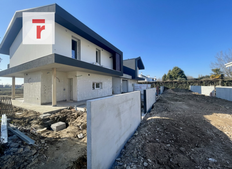 Vicinanze Guizza nuova porzione di bifamiliare con giardino di 360 mq disposto su tre livelli.

L...