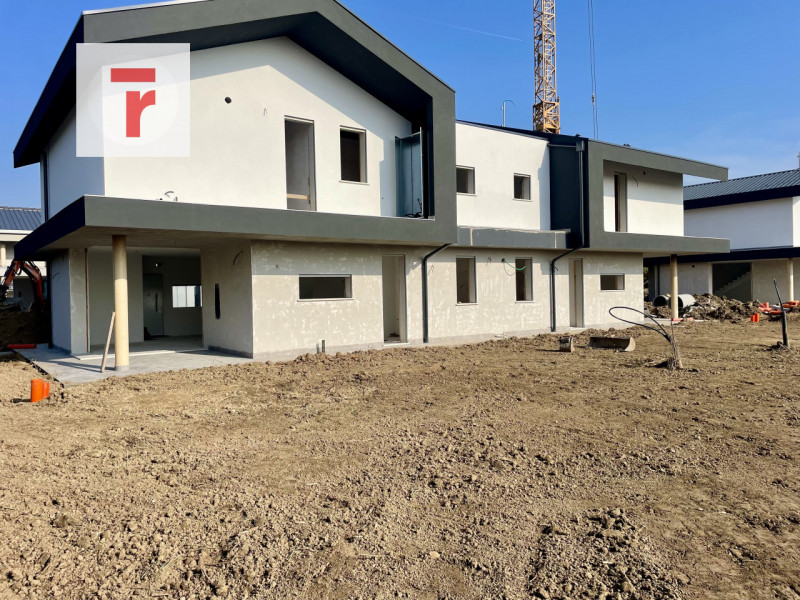 In un contesto elegante e silenzioso sta prendendo forma una bifamiliare dal carattere accoglient...