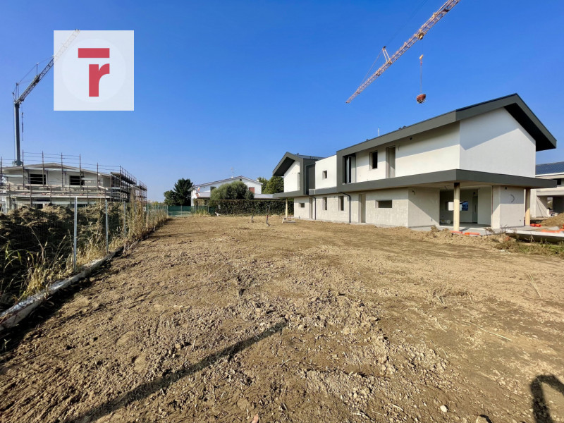 In un contesto elegante e silenzioso sta prendendo forma una bifamiliare dal carattere accoglient...