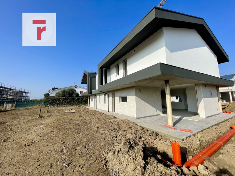 In un contesto elegante e silenzioso sta prendendo forma una bifamiliare dal carattere accoglient...