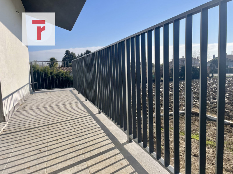 Vicinanze Guizza nuova porzione di bifamiliare con giardino di 360 mq disposto su tre livelli.

L...