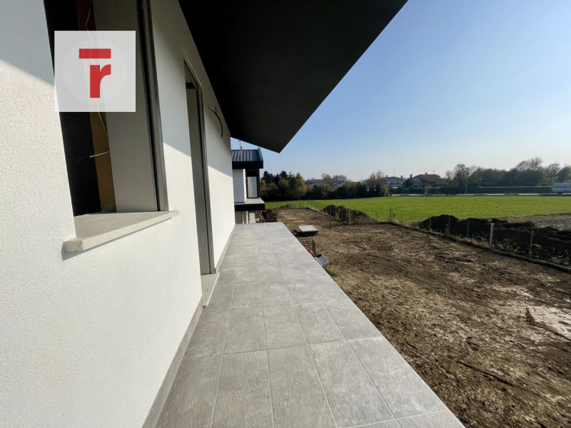 Vicinanze Guizza nuova porzione di bifamiliare con giardino di 360 mq disposto su tre livelli.

L...