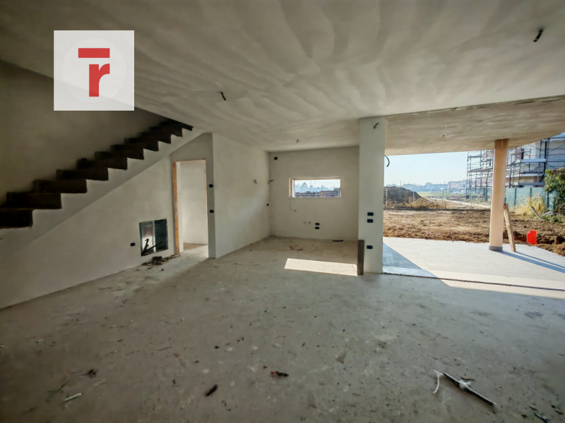 In un contesto elegante e silenzioso sta prendendo forma una bifamiliare dal carattere accoglient...