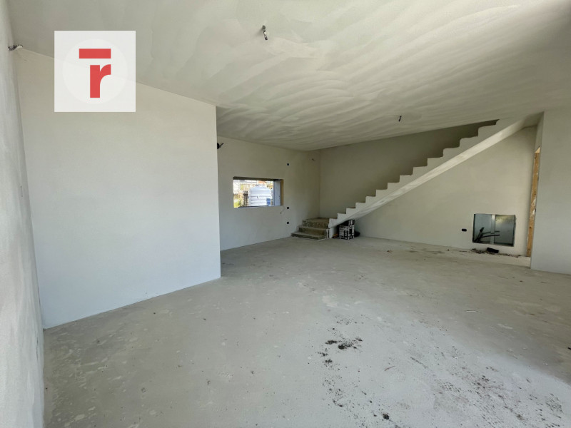 In un contesto elegante e silenzioso sta prendendo forma una bifamiliare dal carattere accoglient...