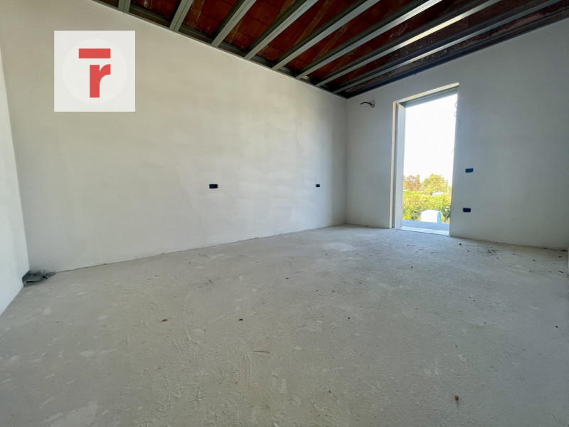 In un contesto elegante e silenzioso sta prendendo forma una bifamiliare dal carattere accoglient...