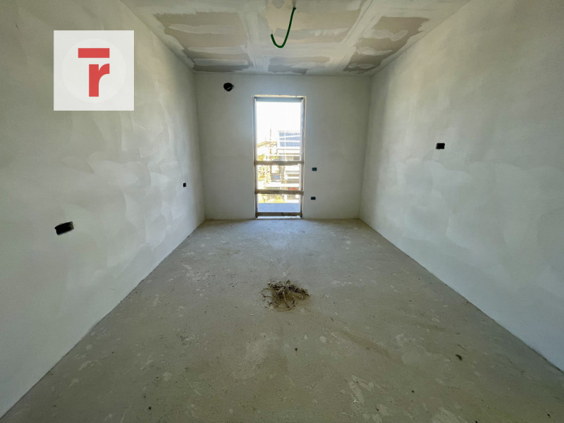 In un contesto elegante e silenzioso sta prendendo forma una bifamiliare dal carattere accoglient...