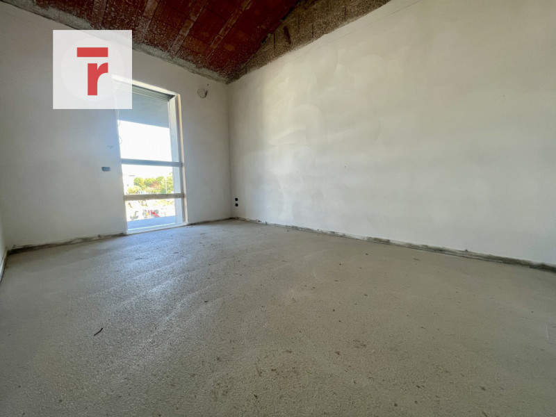 In un contesto elegante e silenzioso sta prendendo forma una bifamiliare dal carattere accoglient...