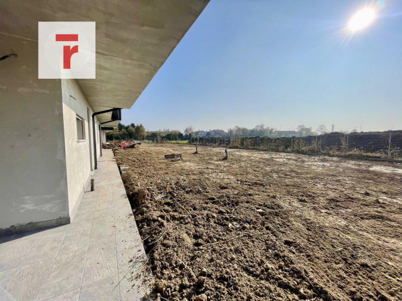 In un contesto elegante e silenzioso sta prendendo forma una bifamiliare dal carattere accoglient...