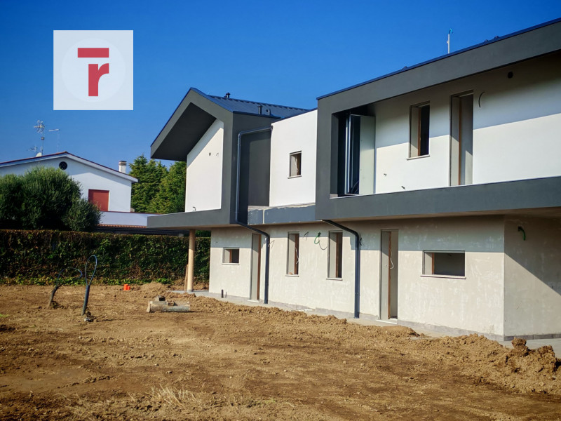 In un contesto elegante e silenzioso sta prendendo forma una bifamiliare dal carattere accoglient...