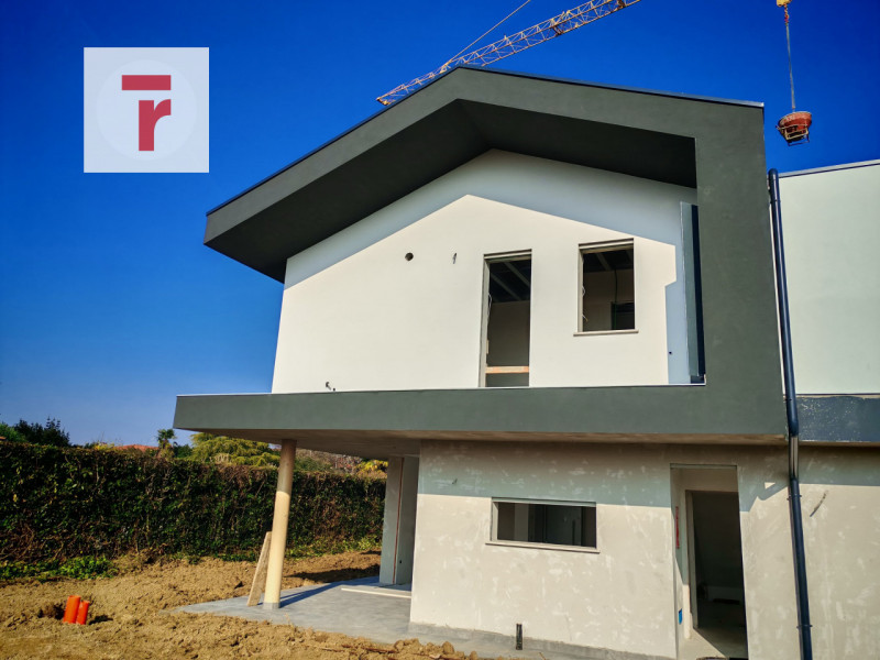 In un contesto elegante e silenzioso sta prendendo forma una bifamiliare dal carattere accoglient...