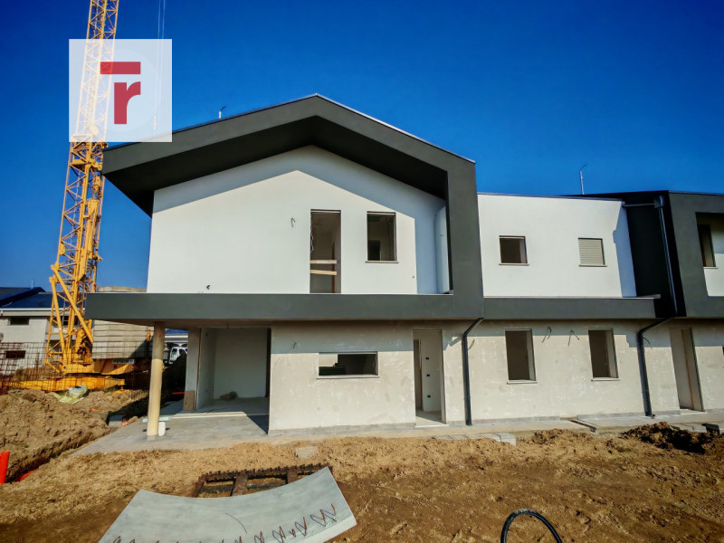 In un contesto elegante e silenzioso sta prendendo forma una bifamiliare dal carattere accoglient...