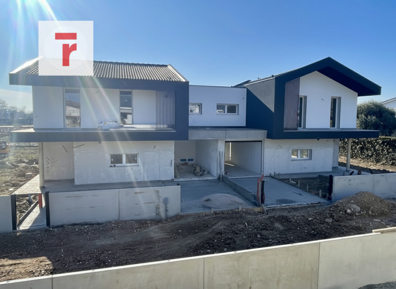 Vicinanze Guizza nuova porzione di bifamiliare con giardino di 360 mq disposto su tre livelli.

L...