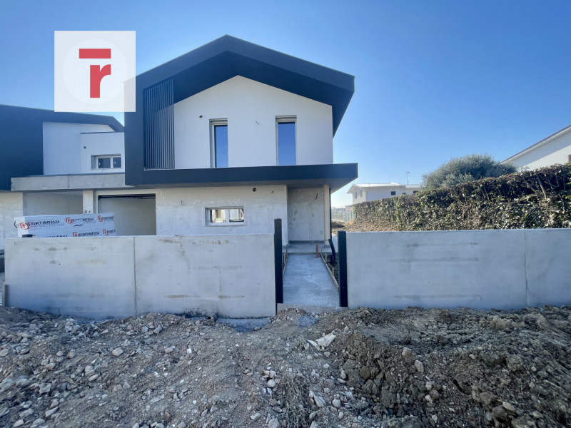 Vicinanze Guizza nuova porzione di bifamiliare con giardino di 360 mq disposto su tre livelli.

L...