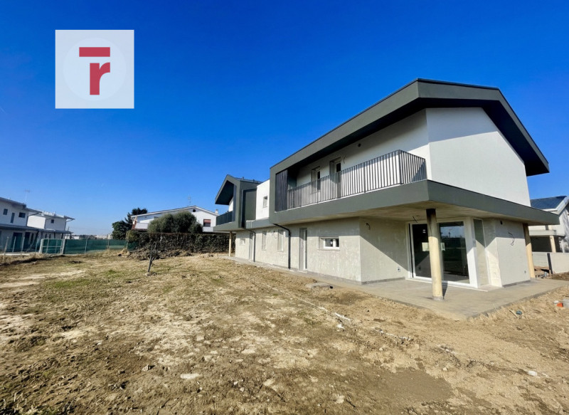 Vicinanze Guizza nuova porzione di bifamiliare con giardino di 360 mq disposto su tre livelli.

L...