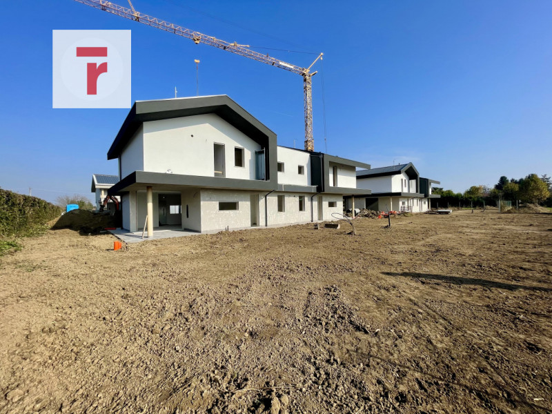 In un contesto elegante e silenzioso sta prendendo forma una bifamiliare dal carattere accoglient...