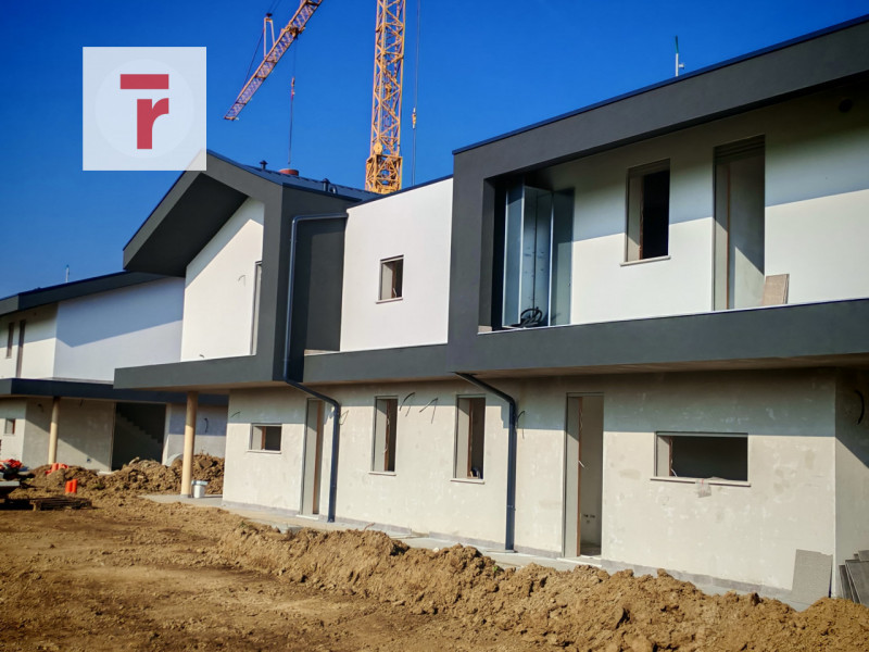 In un contesto elegante e silenzioso sta prendendo forma una bifamiliare dal carattere accoglient...