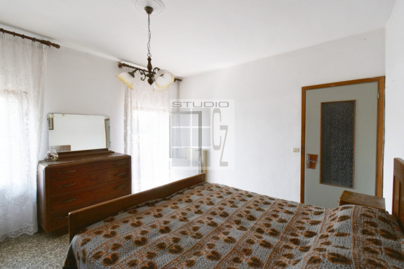 Proponiamo in vendita soluzione COMPLETAMENTE INDIPENDENTE, con annessi ricoveri agricoli su un l...