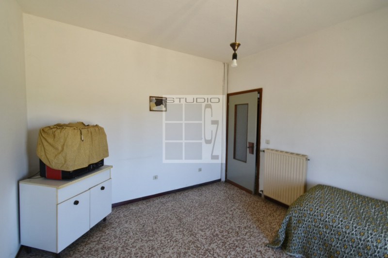 Proponiamo in vendita soluzione COMPLETAMENTE INDIPENDENTE, con annessi ricoveri agricoli su un l...