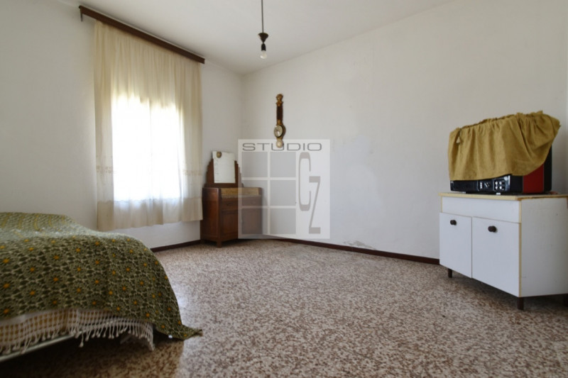 Proponiamo in vendita soluzione COMPLETAMENTE INDIPENDENTE, con annessi ricoveri agricoli su un l...