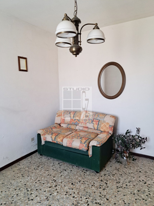 Proponiamo in vendita soluzione COMPLETAMENTE INDIPENDENTE, con annessi ricoveri agricoli su un l...