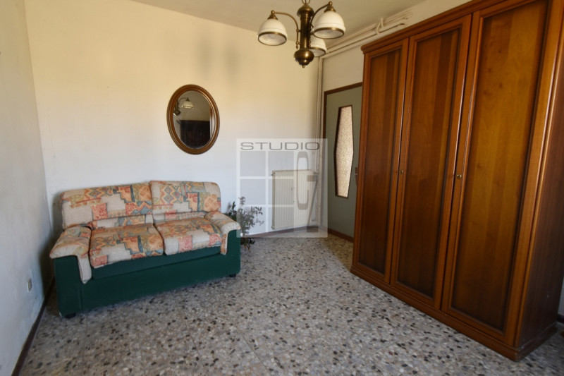 Proponiamo in vendita soluzione COMPLETAMENTE INDIPENDENTE, con annessi ricoveri agricoli su un l...