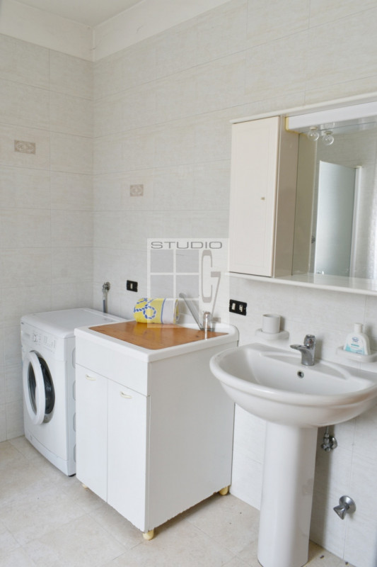 Proponiamo in vendita soluzione COMPLETAMENTE INDIPENDENTE, con annessi ricoveri agricoli su un l...