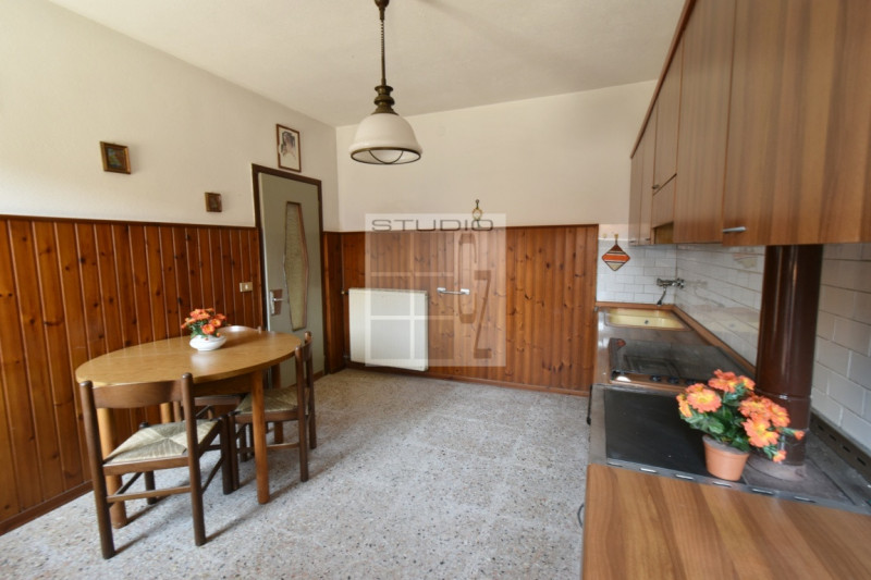 Proponiamo in vendita soluzione COMPLETAMENTE INDIPENDENTE, con annessi ricoveri agricoli su un l...