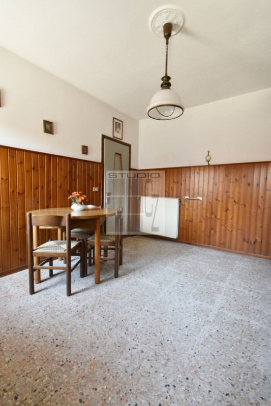 Proponiamo in vendita soluzione COMPLETAMENTE INDIPENDENTE, con annessi ricoveri agricoli su un l...