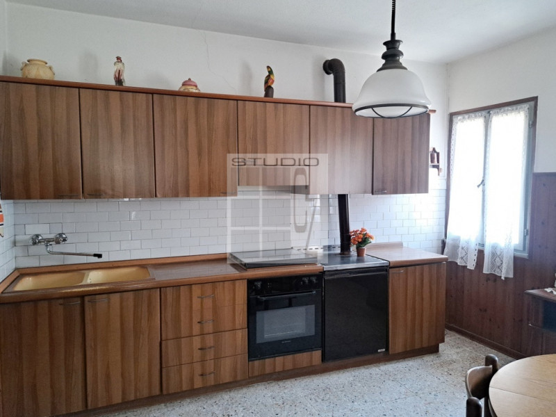 Proponiamo in vendita soluzione COMPLETAMENTE INDIPENDENTE, con annessi ricoveri agricoli su un l...