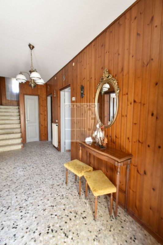 Proponiamo in vendita soluzione COMPLETAMENTE INDIPENDENTE, con annessi ricoveri agricoli su un l...