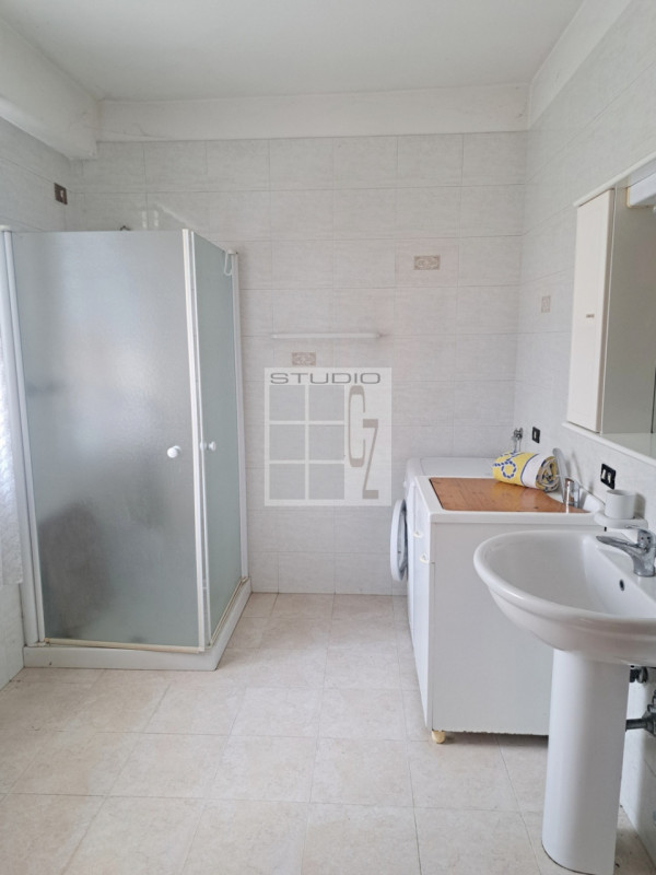 Proponiamo in vendita soluzione COMPLETAMENTE INDIPENDENTE, con annessi ricoveri agricoli su un l...